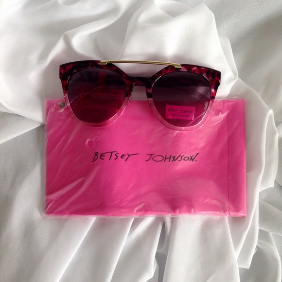 Betsey Johnson Retro Look Sunglasses Gradient Lens - Picture 2 of 8
